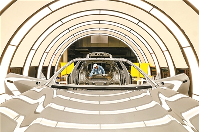 昨日,在前湾新区极氪汽车未来工厂,新能源汽车生产线一片忙碌。.jpg 昨日,在前湾新区极氪汽车未来工厂,新能源汽车生产线一片忙碌。.jpg