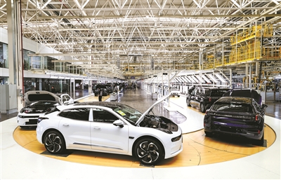 昨日,在前湾新区极氪汽车未来工厂,新能源汽车生产线一片忙碌。3.jpg 昨日,在前湾新区极氪汽车未来工厂,新能源汽车生产线一片忙碌。3.jpg
