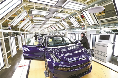 昨日,在前湾新区极氪汽车未来工厂,新能源汽车生产线一片忙碌。4.jpg 昨日,在前湾新区极氪汽车未来工厂,新能源汽车生产线一片忙碌。4.jpg