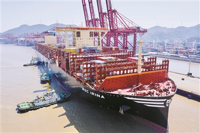 “地中海伊琳娜”轮靠泊在穿山港区集装箱码头4号泊位。.jpg “地中海伊琳娜”轮靠泊在穿山港区集装箱码头4号泊位。.jpg
